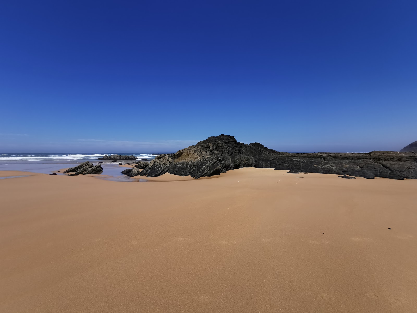 Praia da Fateixa'in fotoğrafı - rahatlamayı sevenler arasında popüler bir yer
