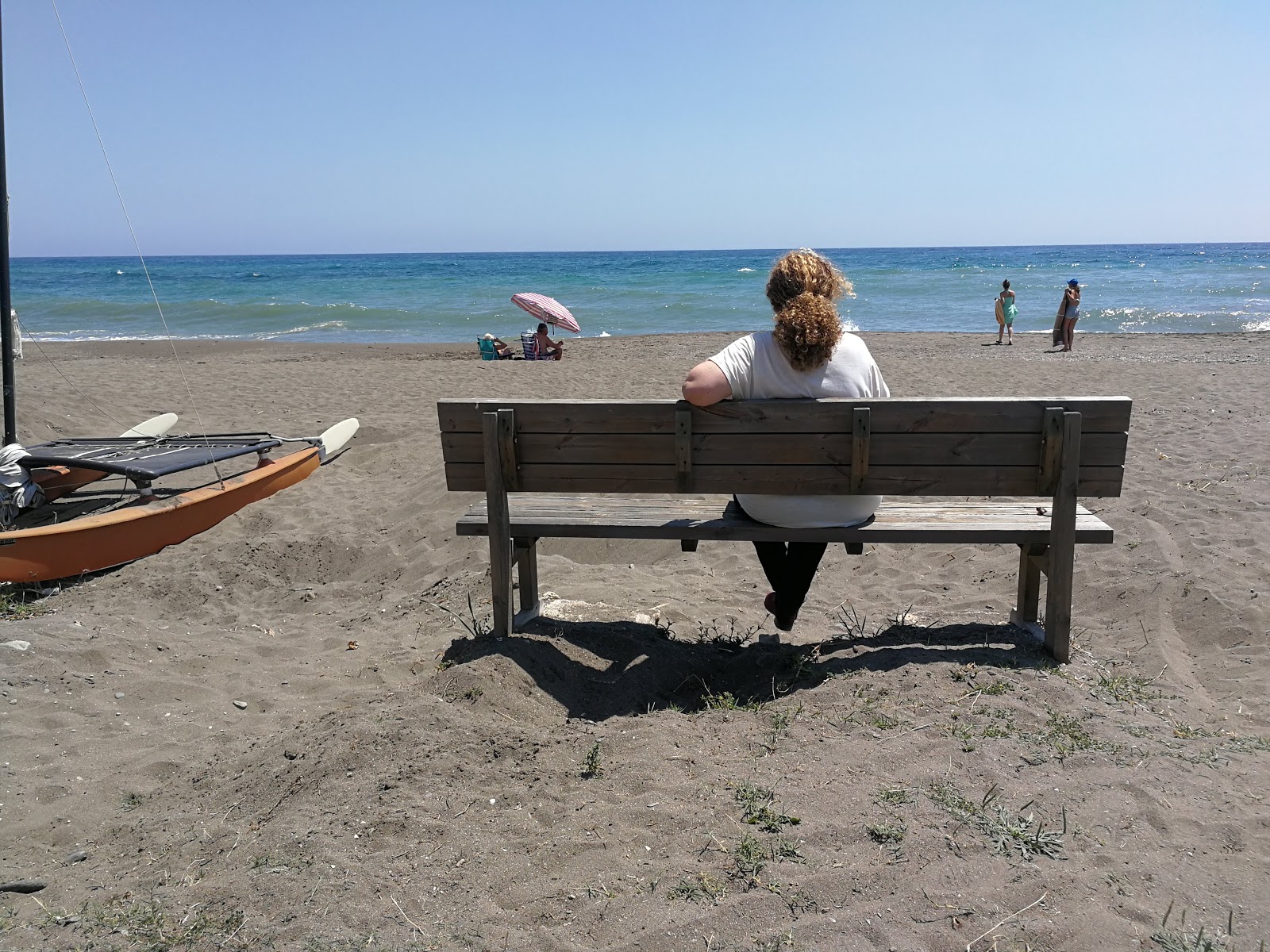 Photo de Playa de Torre de Benagalbon - endroit populaire parmi les connaisseurs de la détente