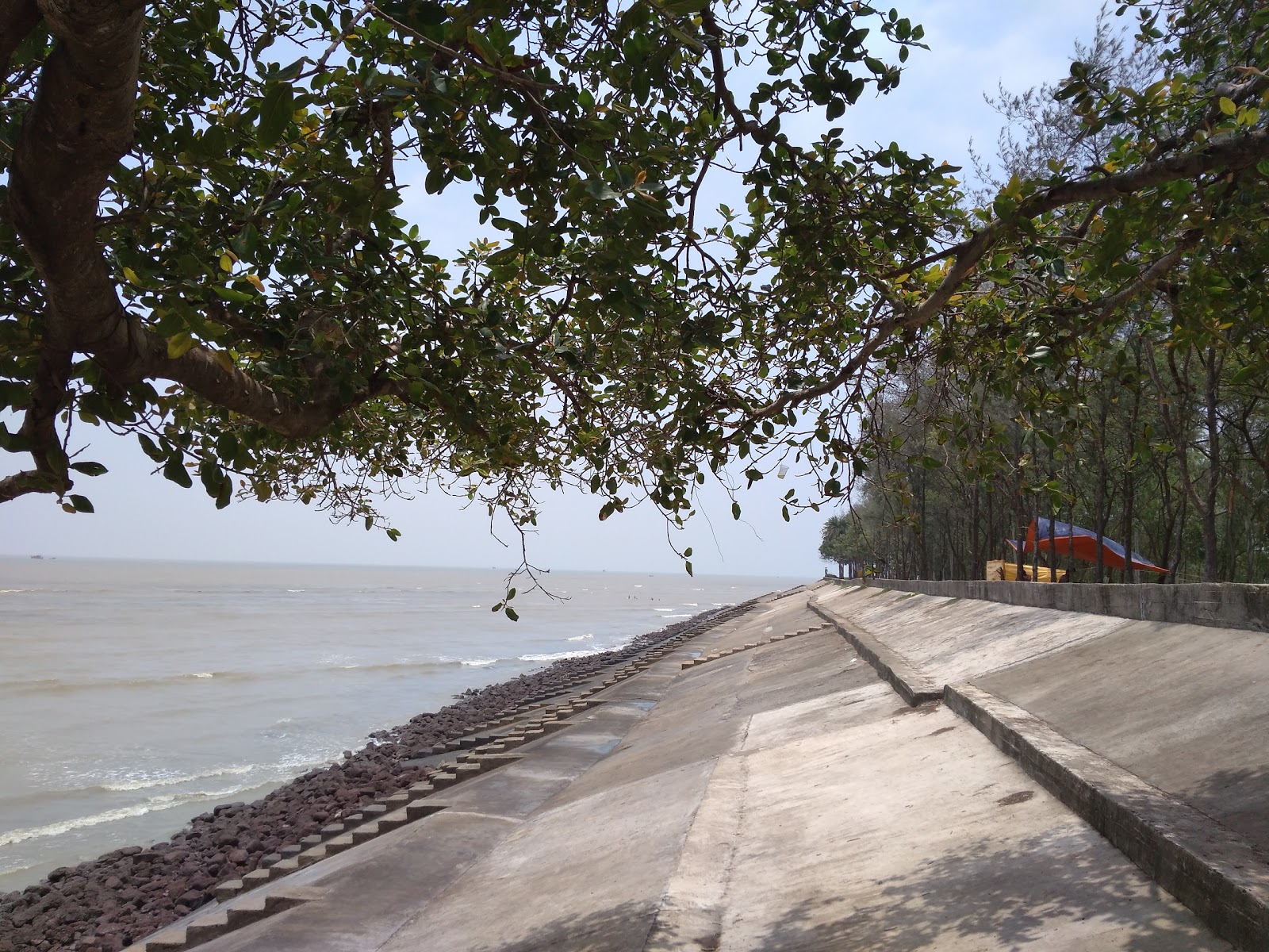 Fotografie cu Bankiput Sea Beach - locul popular printre cunoscătorii de relaxare