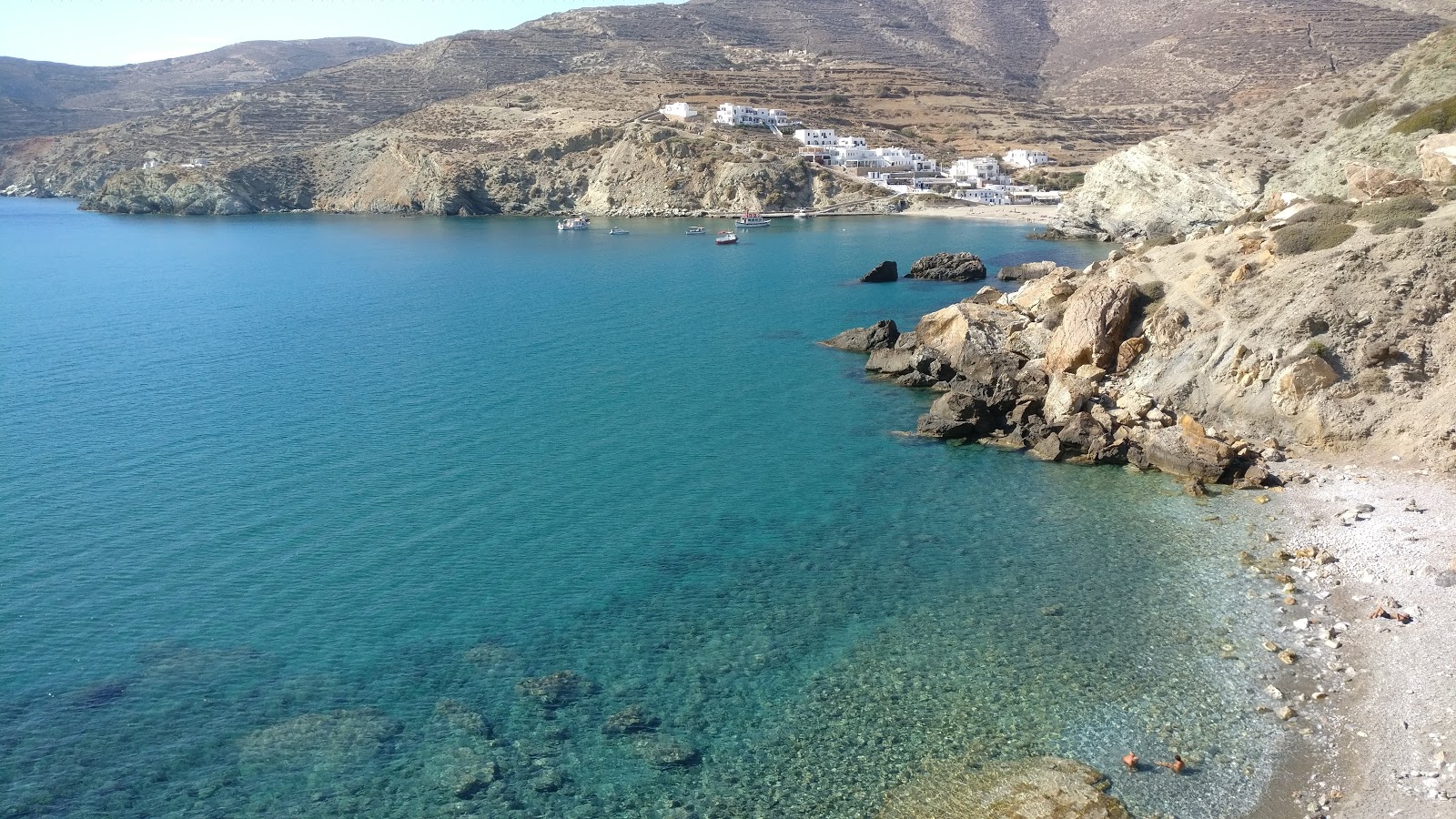 Foto von Paralia Fira mit türkisfarbenes wasser Oberfläche