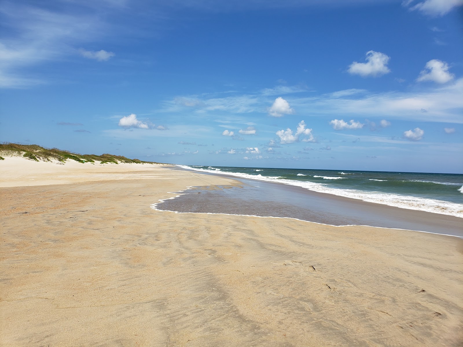 Valokuva Ocracoke beachista. pinnalla kirkas hiekka:n kanssa