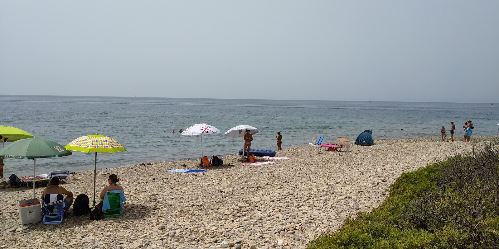 Valokuva Spiaggia Is Canaleddusista. pinnalla sininen puhdas vesi:n kanssa