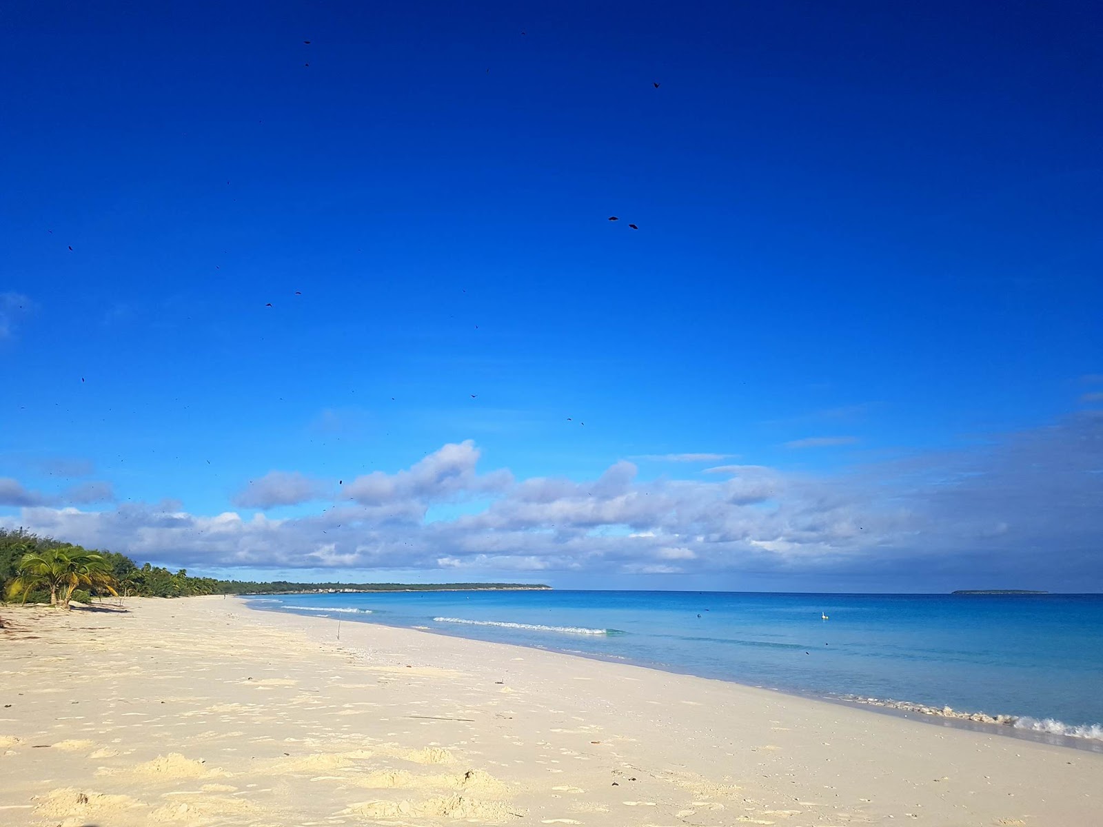 Mouli Beach'in fotoğrafı beyaz kum yüzey ile