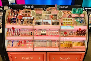 Benefit Cosmetics BrowBar Lounge image