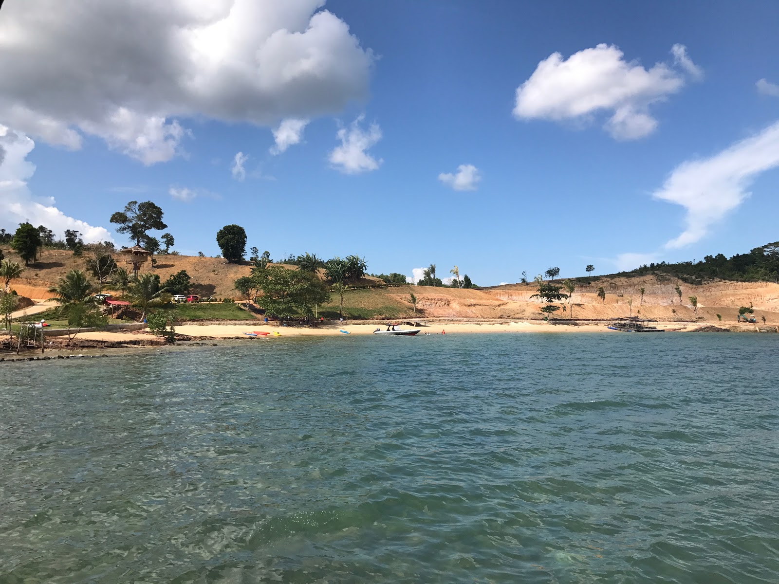 Pantai Jembatan 5'in fotoğrafı geniş bir kıyı şeridi ile birlikte