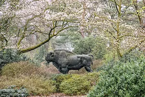 Wisent-Denkmal im Rhododendron-Park Bremen image