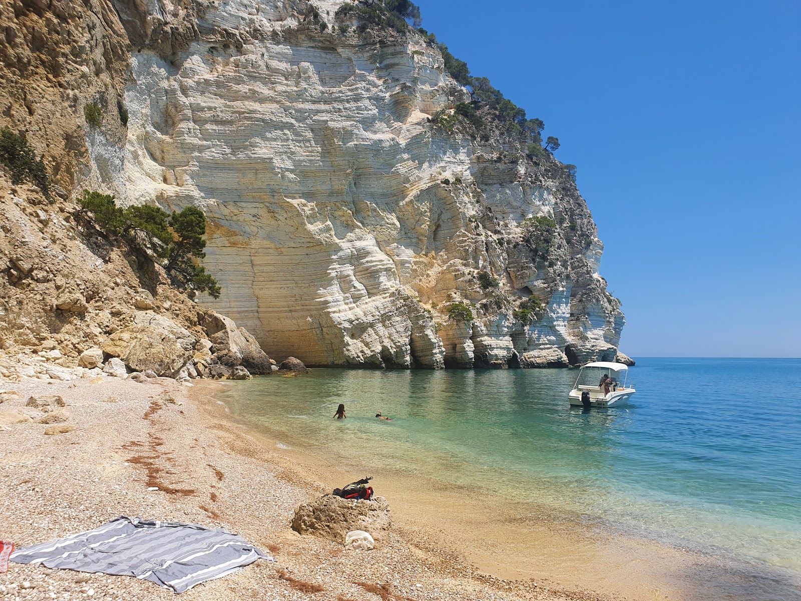 Photo de Cala dell'Aquila avec petite baie