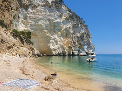 Cala dell'Aquila'in fotoğrafı küçük koy ile birlikte