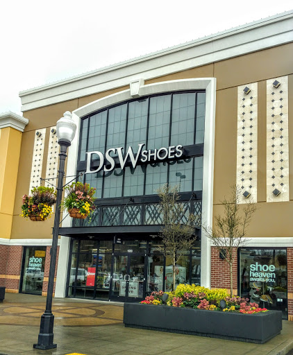 Shoe Store «DSW Designer Shoe Warehouse», reviews and photos, 17100 Southcenter Pkwy, Tukwila, WA 98188, USA