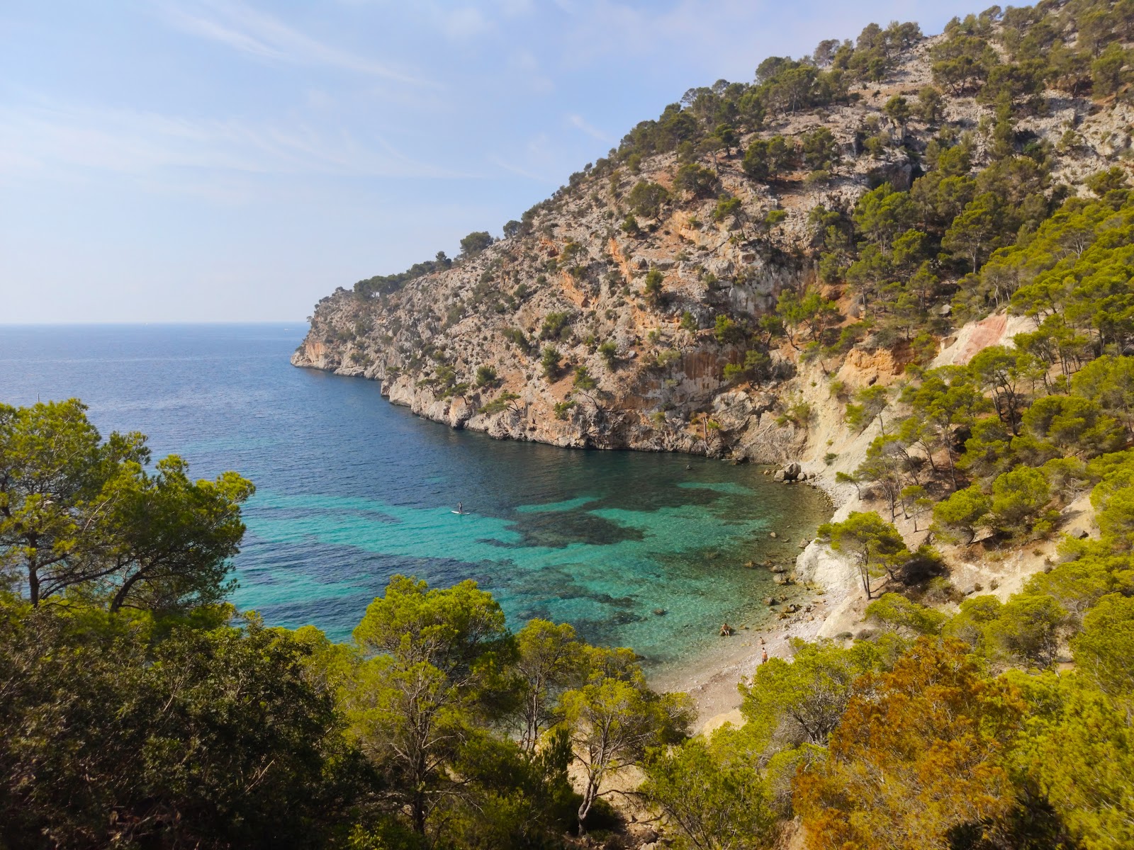 Fotografija Cala Blanca nahaja se v naravnem okolju