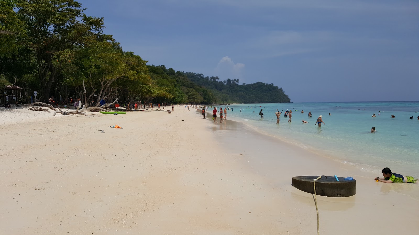 Foto av Koh Rok Yai Stranden omgiven av klippor