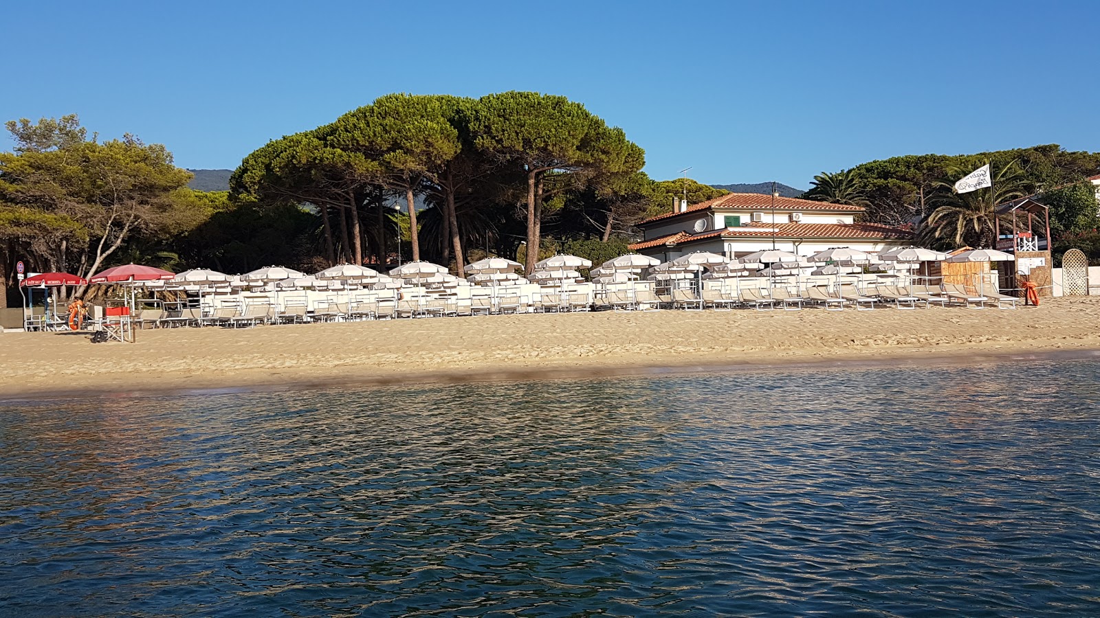 Foto van Strand van Marina di Campo met turquoise puur water oppervlakte