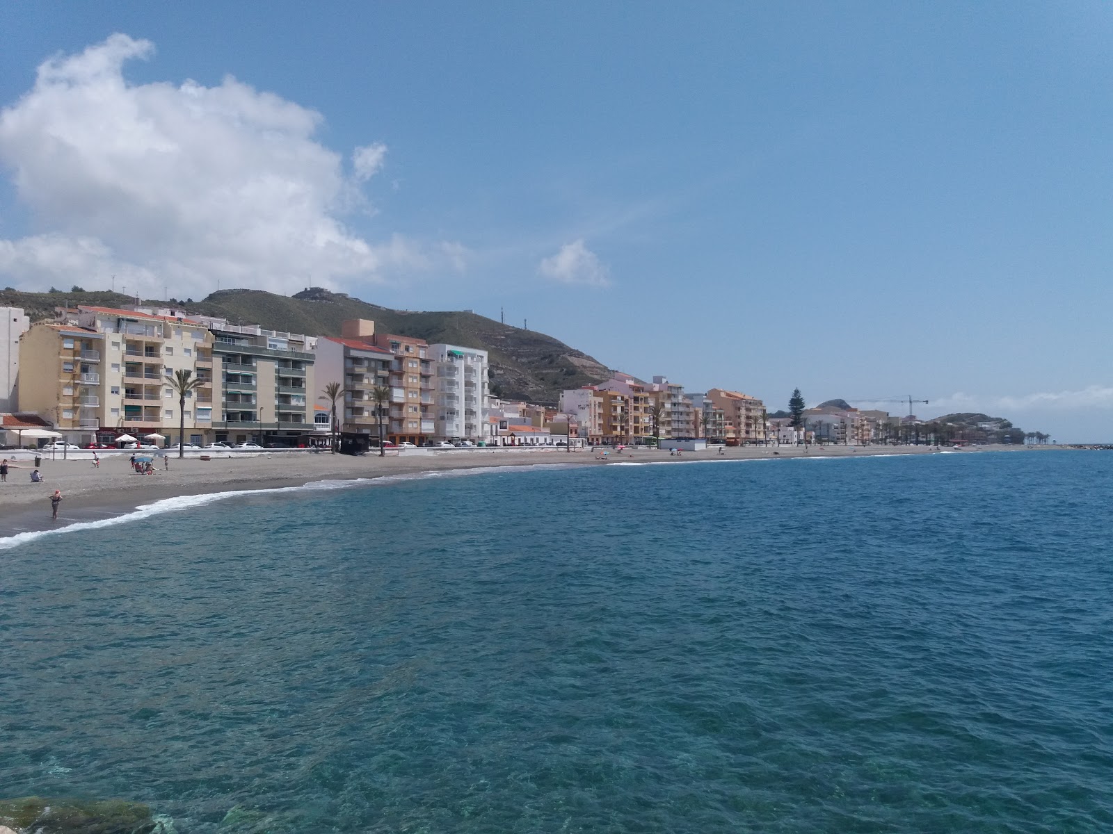 Fotografie cu Playa de Torrenueva Costa cu o suprafață de nisip de coajă gri