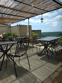 Atmosphère du Restaurant français Le Jardin Des Lys à Puycelsi - n°7