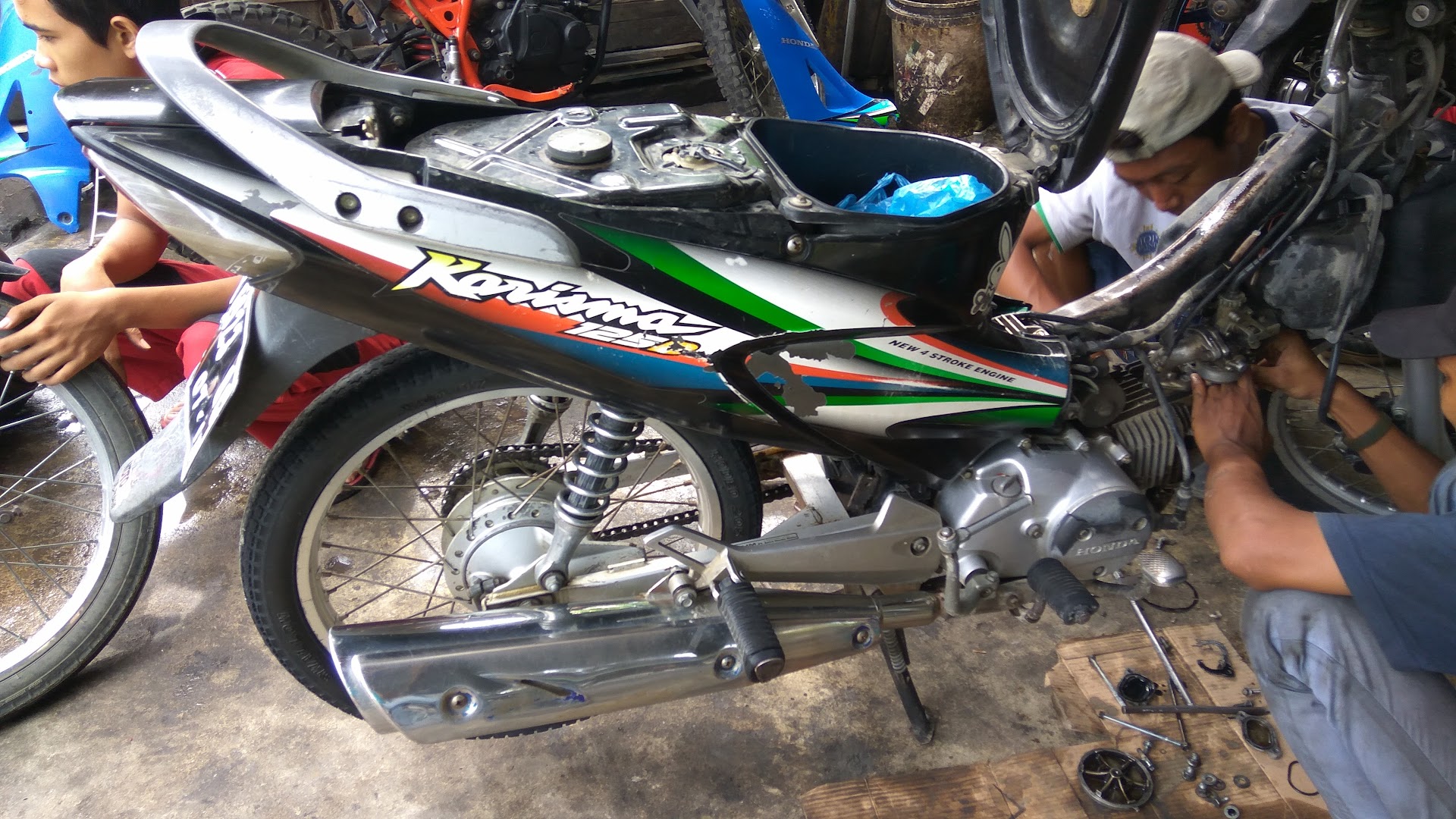Gambar Bengkel Sepeda Motor Iwan
