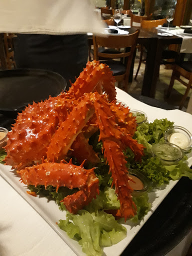 Cenas romanticas en terraza de Valparaiso