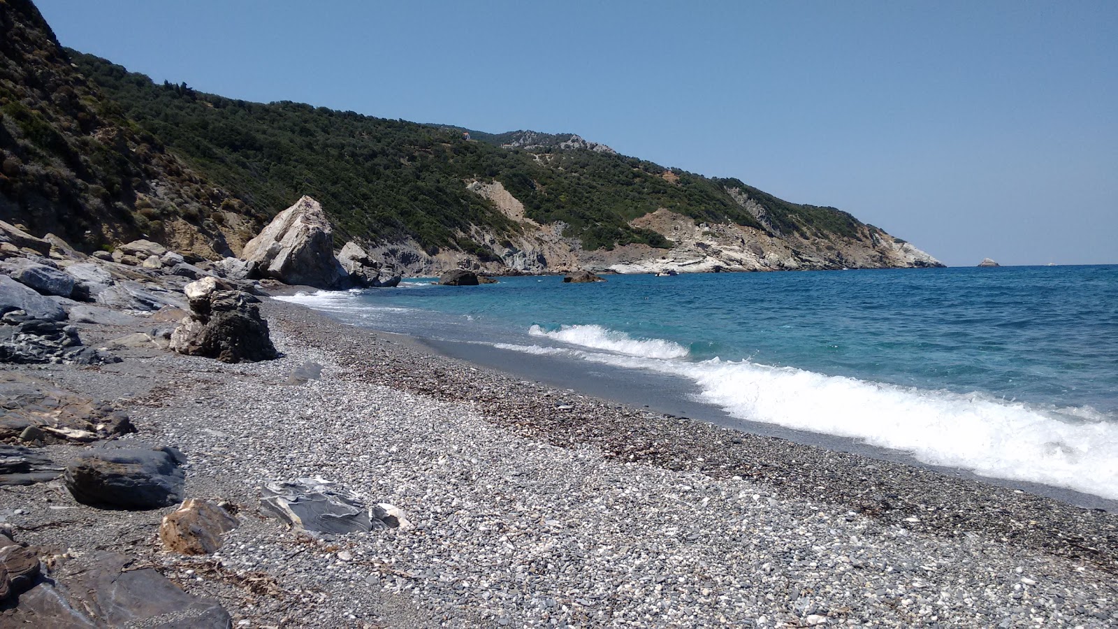 Foto van Megas Gialos beach met turquoise puur water oppervlakte