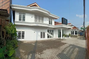 Mozy's Guest House image