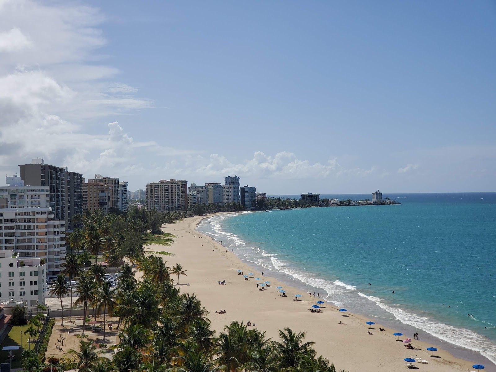 Foto di Isla Verde beach con dritto e lungo