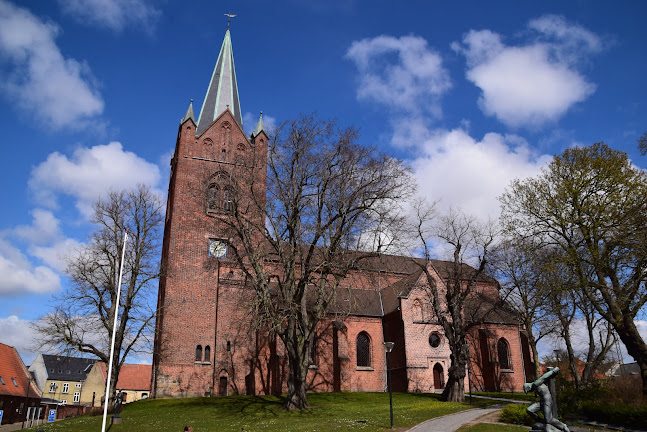 Anmeldelser af Sankt Mikkels Kirke i Humlebæk - Kirke