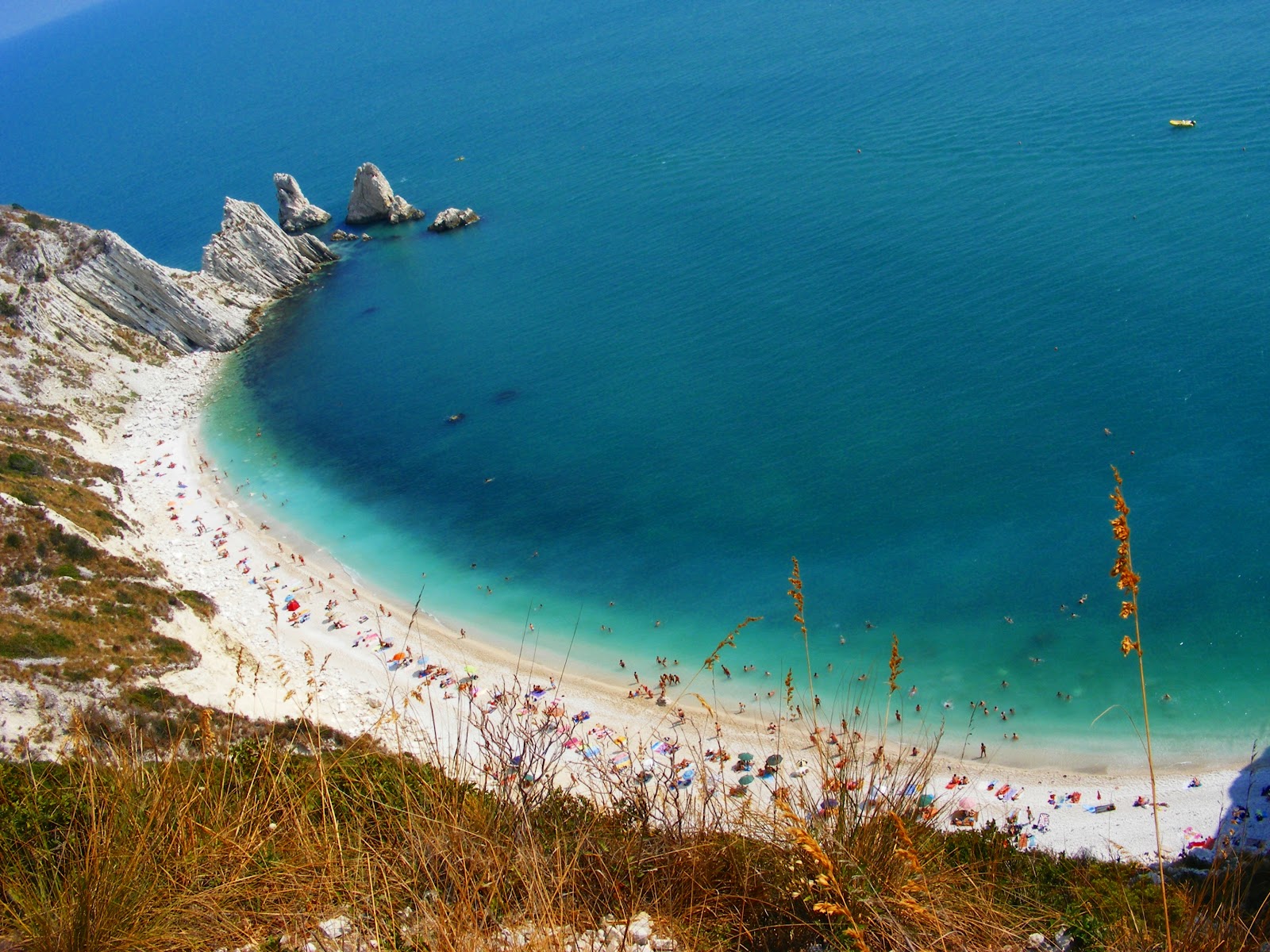 Photo of Le Due Sorelle Beach and its beautiful scenery