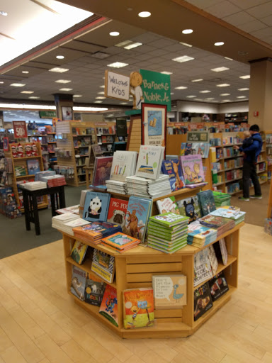 Book Store «Barnes & Noble Booksellers Maple Grove», reviews and photos, 8040 Wedgewood Ln N, Maple Grove, MN 55369, USA