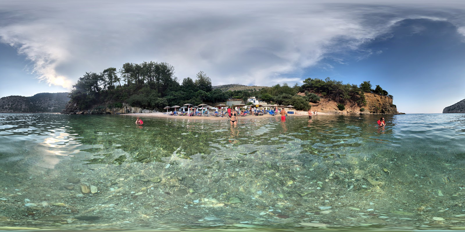 Foto de Arsanas beach con agua cristalina superficie