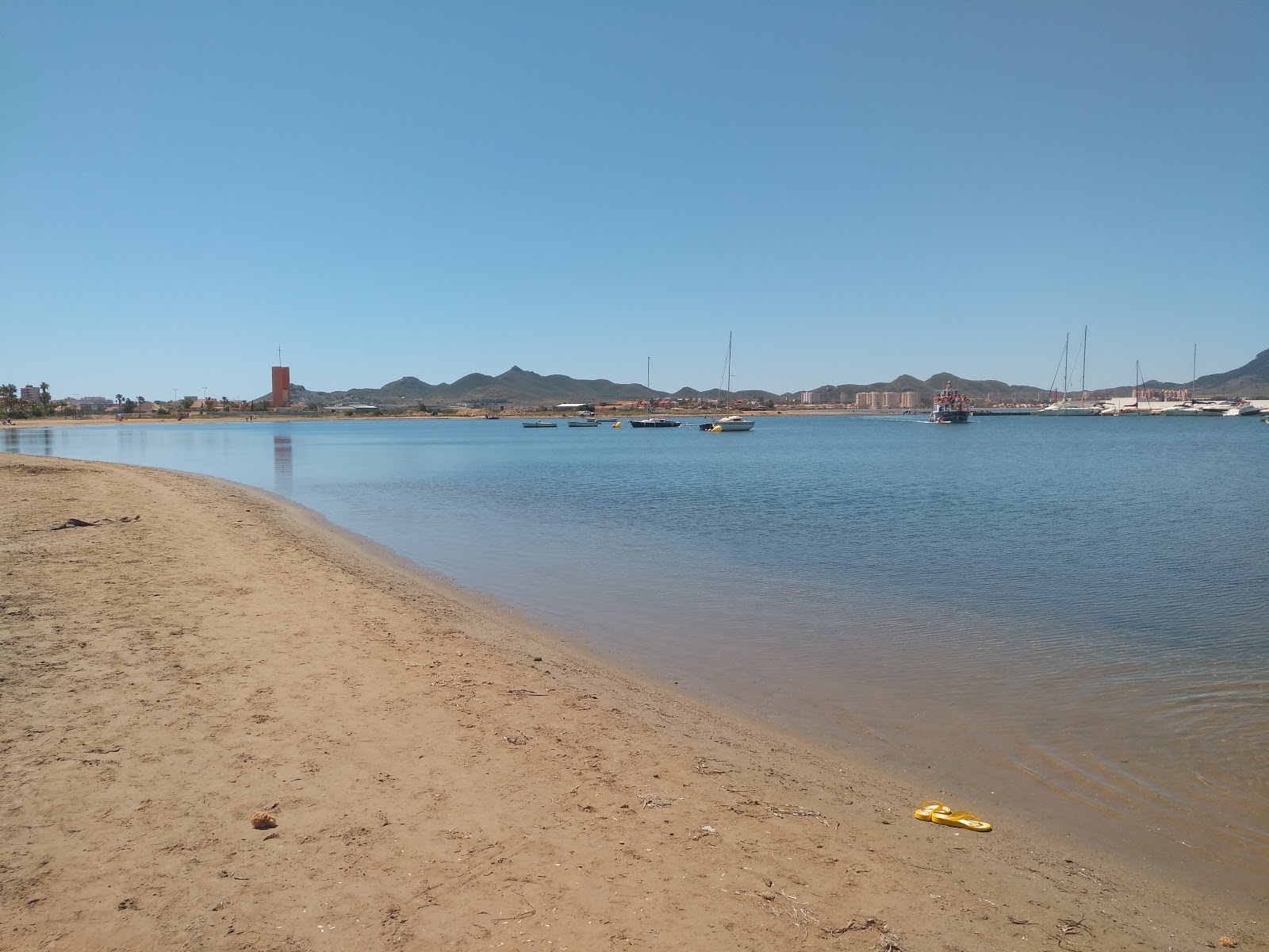 Valokuva Playa El Viveroista. pinnalla harmaa hiekka:n kanssa