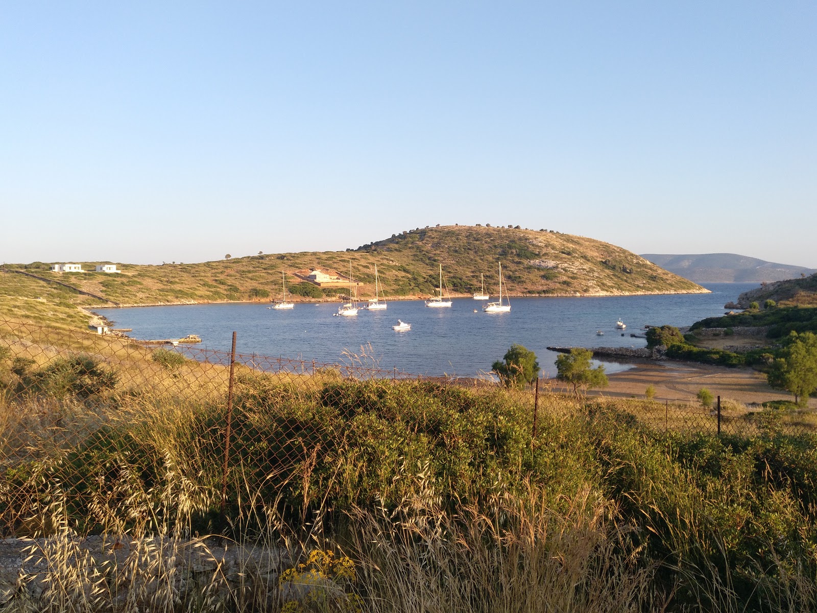 Apolafsi beach'in fotoğrafı turkuaz saf su yüzey ile