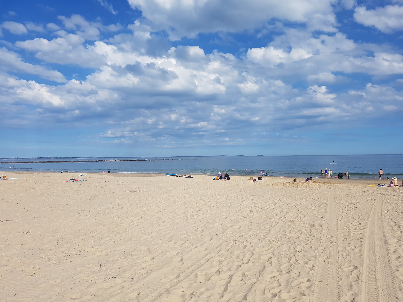 Foto di Point Leo Surf Beach con una superficie del sabbia beige