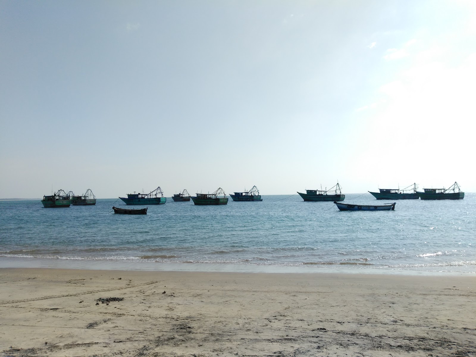 Foto de Ervadi Beach - lugar popular entre os apreciadores de relaxamento