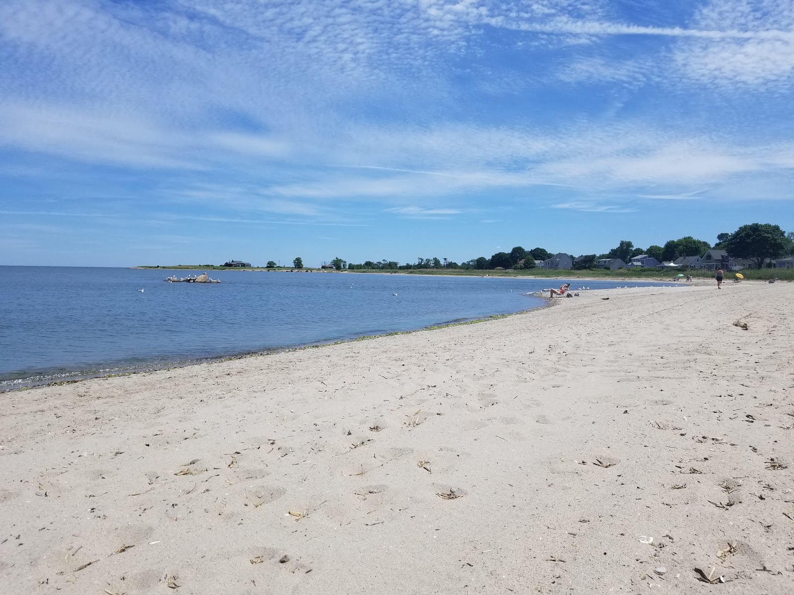 Fotografie cu Short Beach cu o suprafață de nisip strălucitor