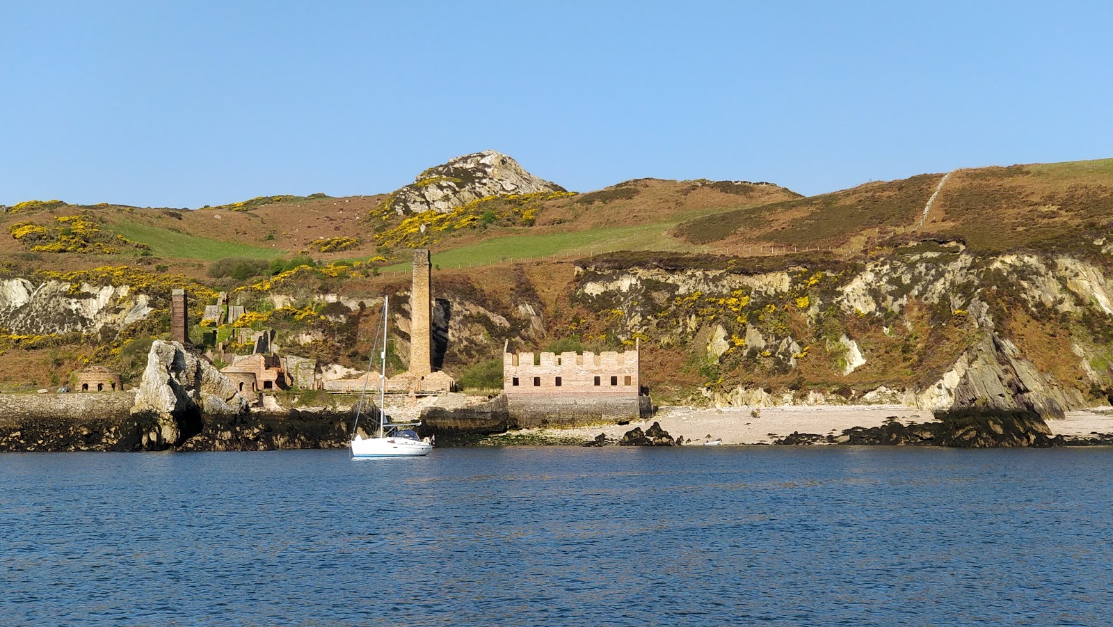 Foto van Traeth Porth omringd door bergen