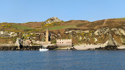 Foto van Traeth Porth omringd door bergen