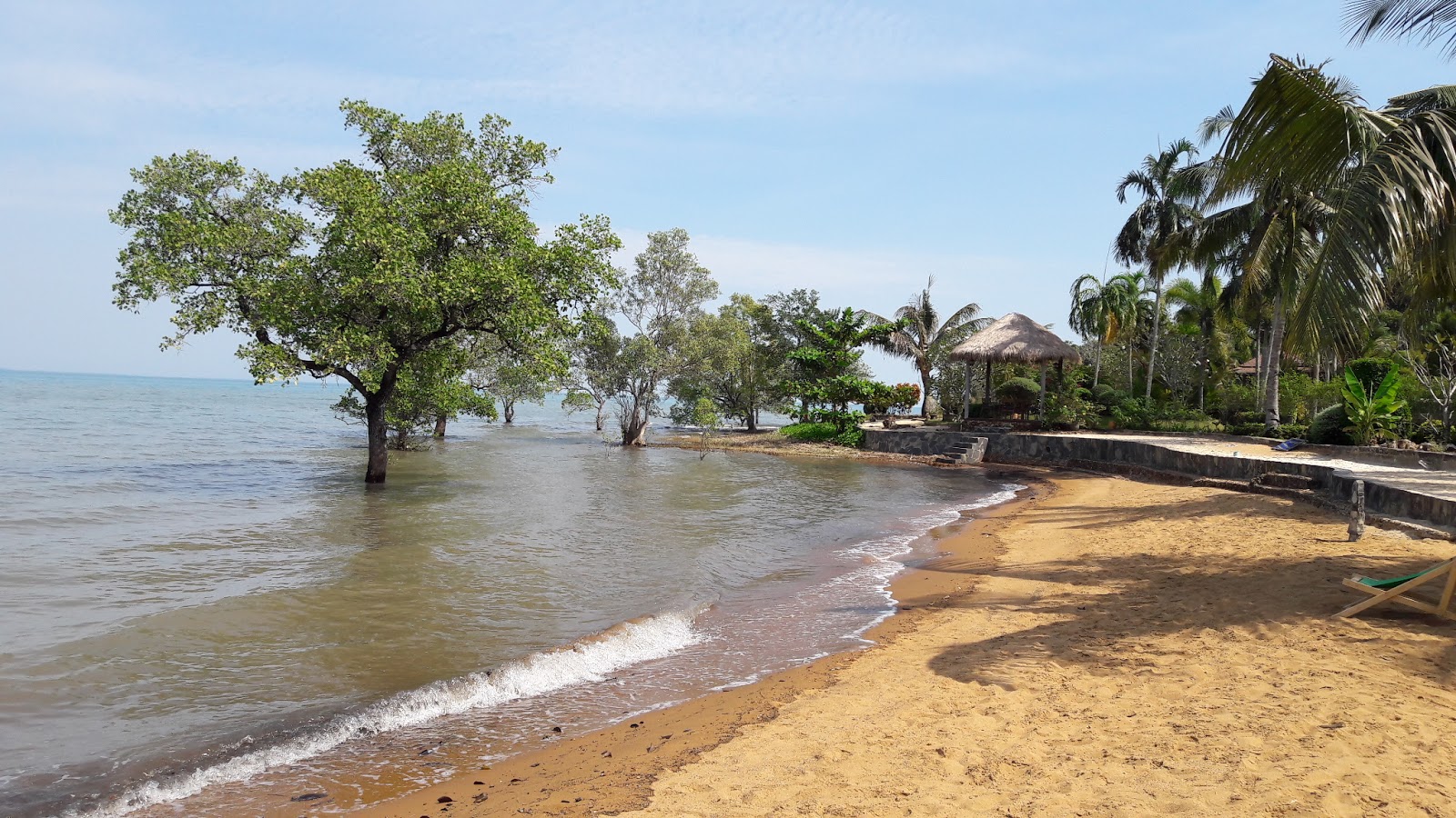 Photo of Ko Chang Beach and the settlement