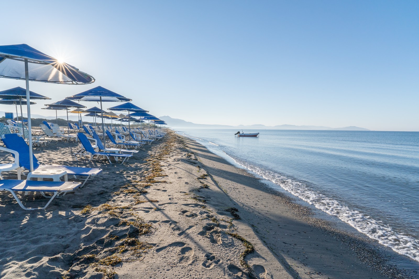 Fotografie cu Elos beach cu o suprafață de apă verde