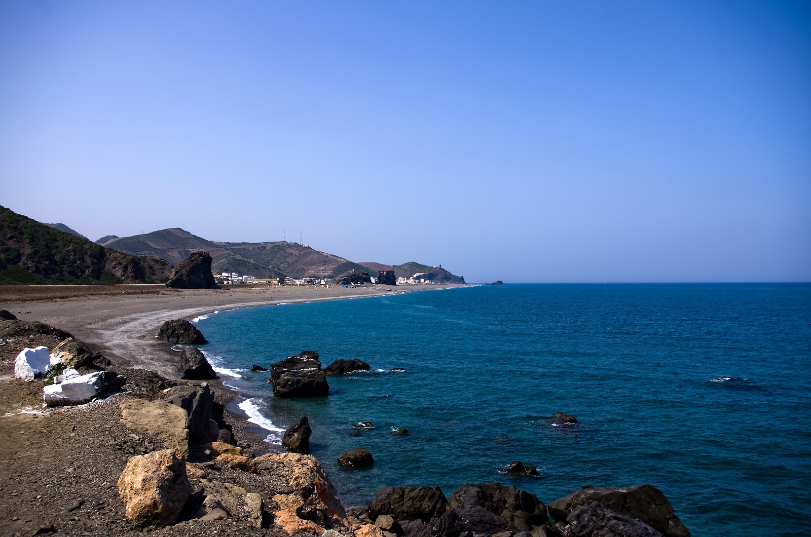 Photo de Marchata beach avec caillou fin gris de surface