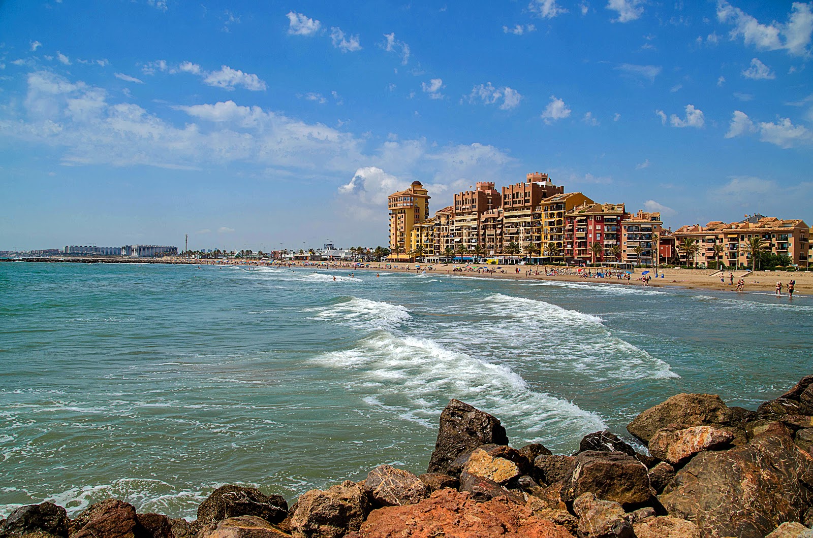 Fotografija Plaža Port Saplatja z rjavi pesek površino