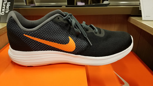 Shoe Store «DSW Designer Shoe Warehouse», reviews and photos, 4250 Summit Plaza Dr, Louisville, KY 40241, USA