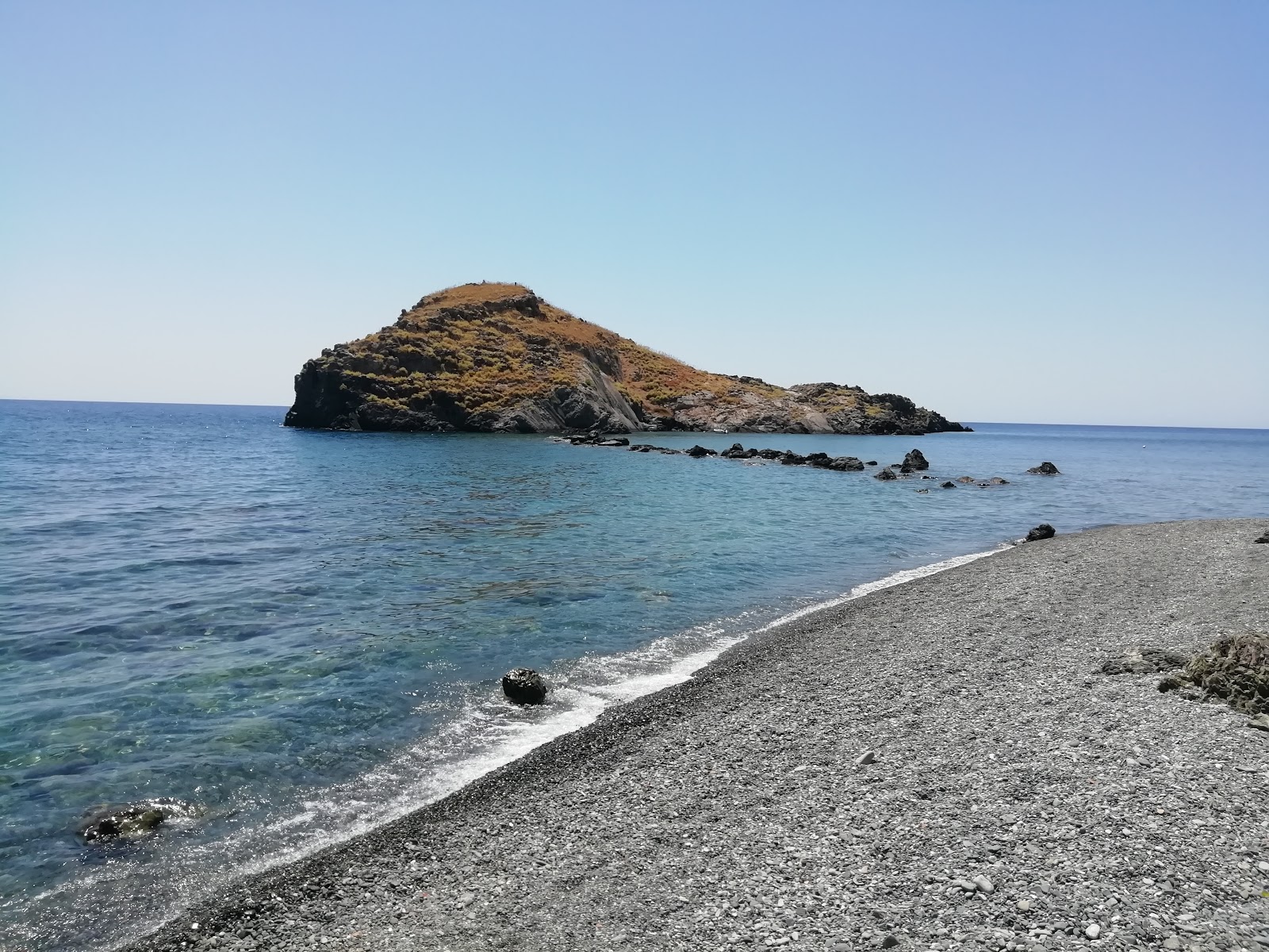 Valokuva Chrysostomos beachista. mukavuudet alueella