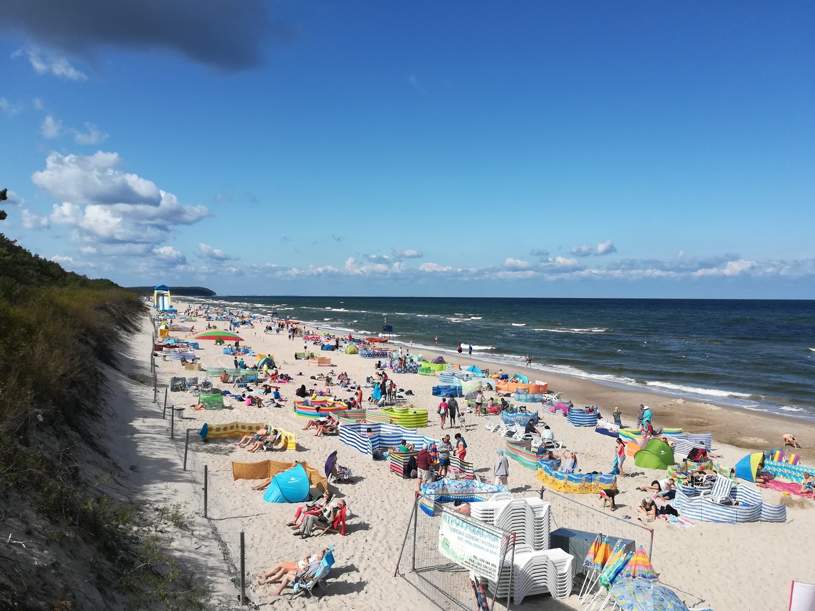 Foto von Plaza w Miedzywodzie mit feiner beiger sand Oberfläche