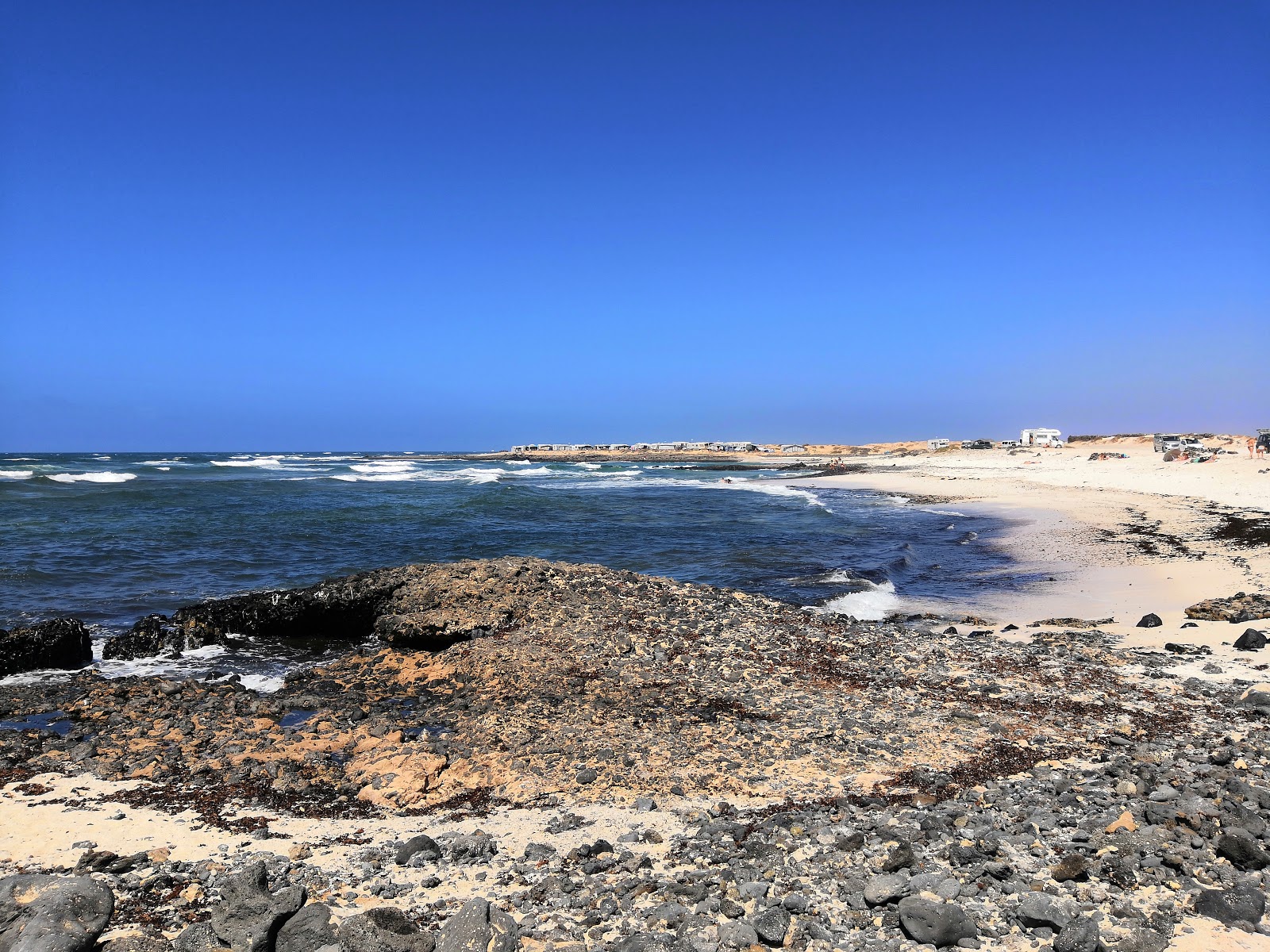 Foto de Playa El Charcon localizado em área natural