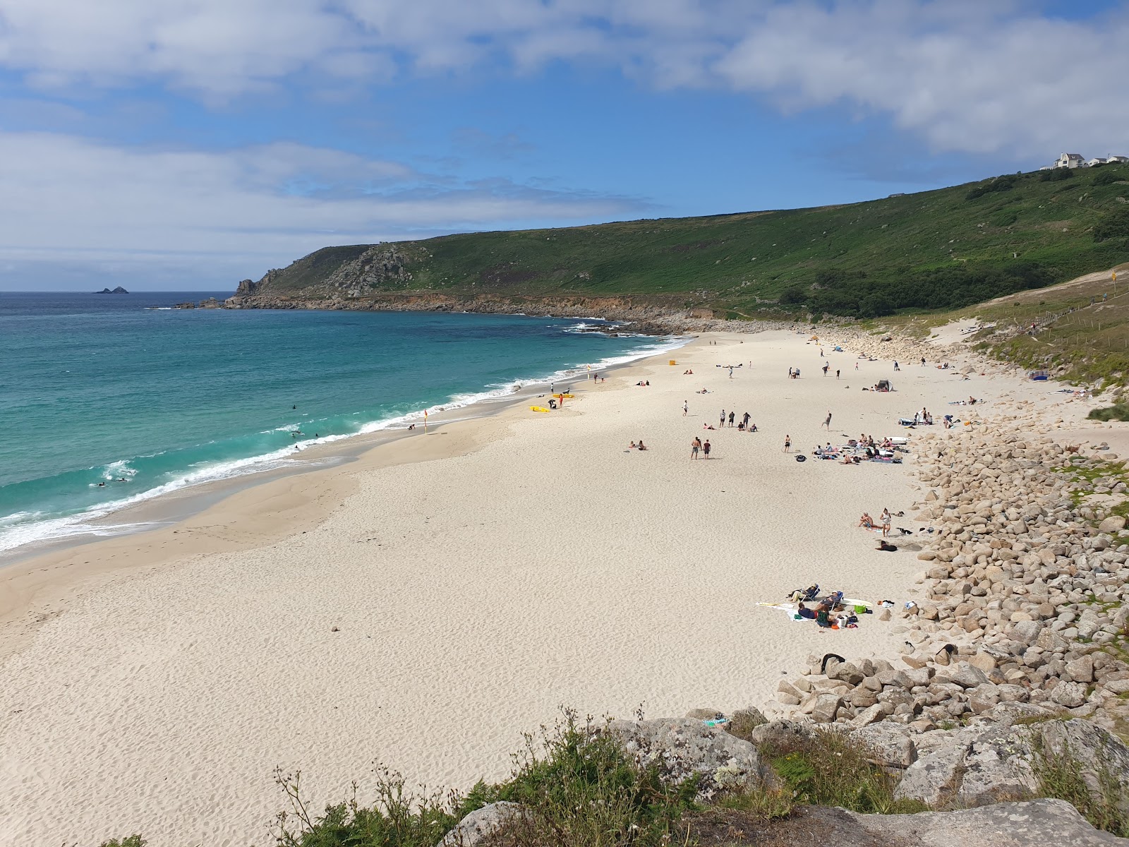 Foto van Gwynver strand met turquoise puur water oppervlakte