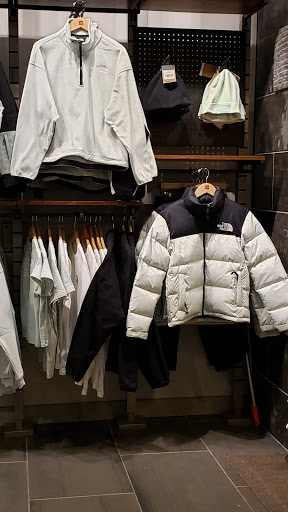 Clothing Store «The North Face», reviews and photos, 1 Garden State Plaza Blvd, Paramus, NJ 07652, USA