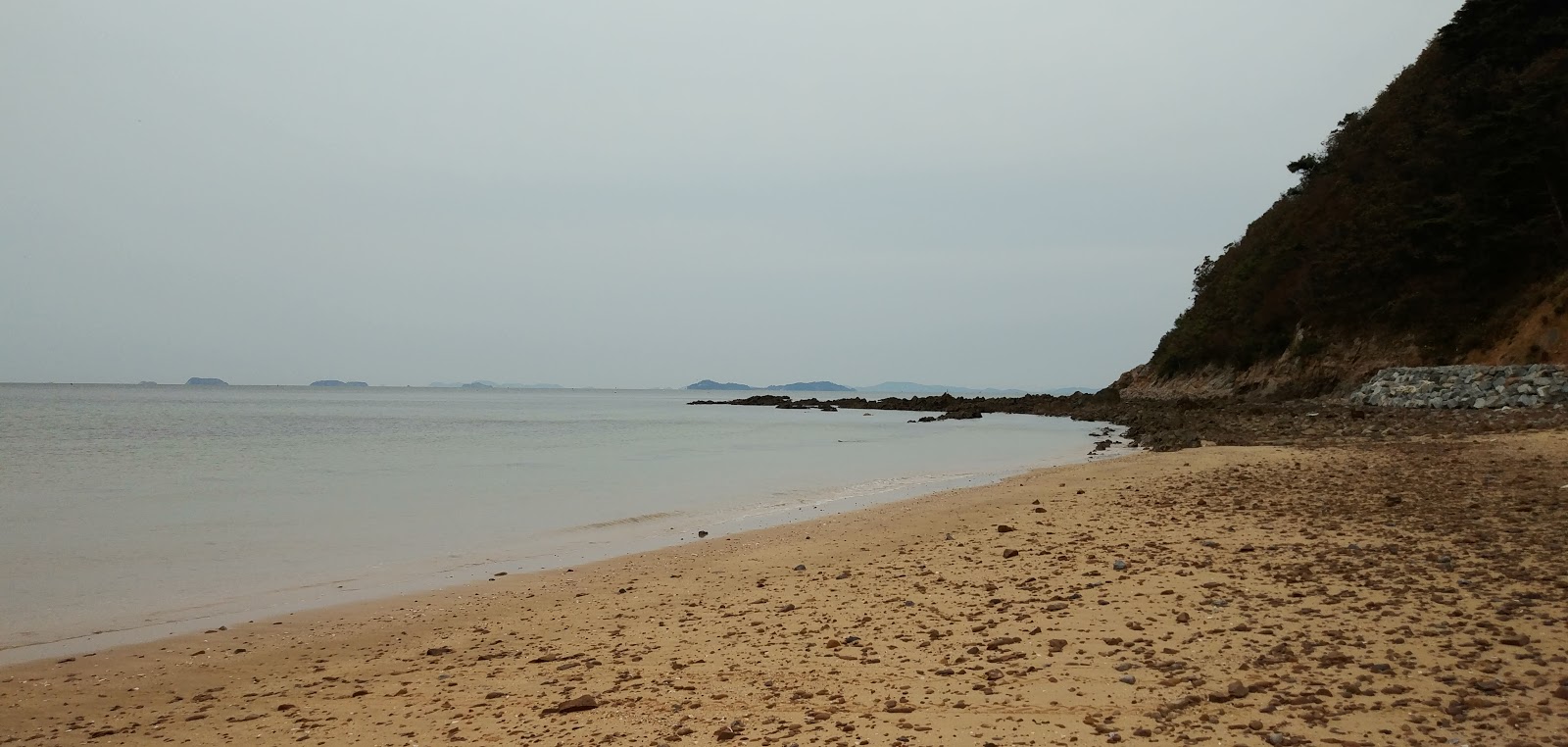 Photo de Duegi Beach avec l'eau cristalline de surface