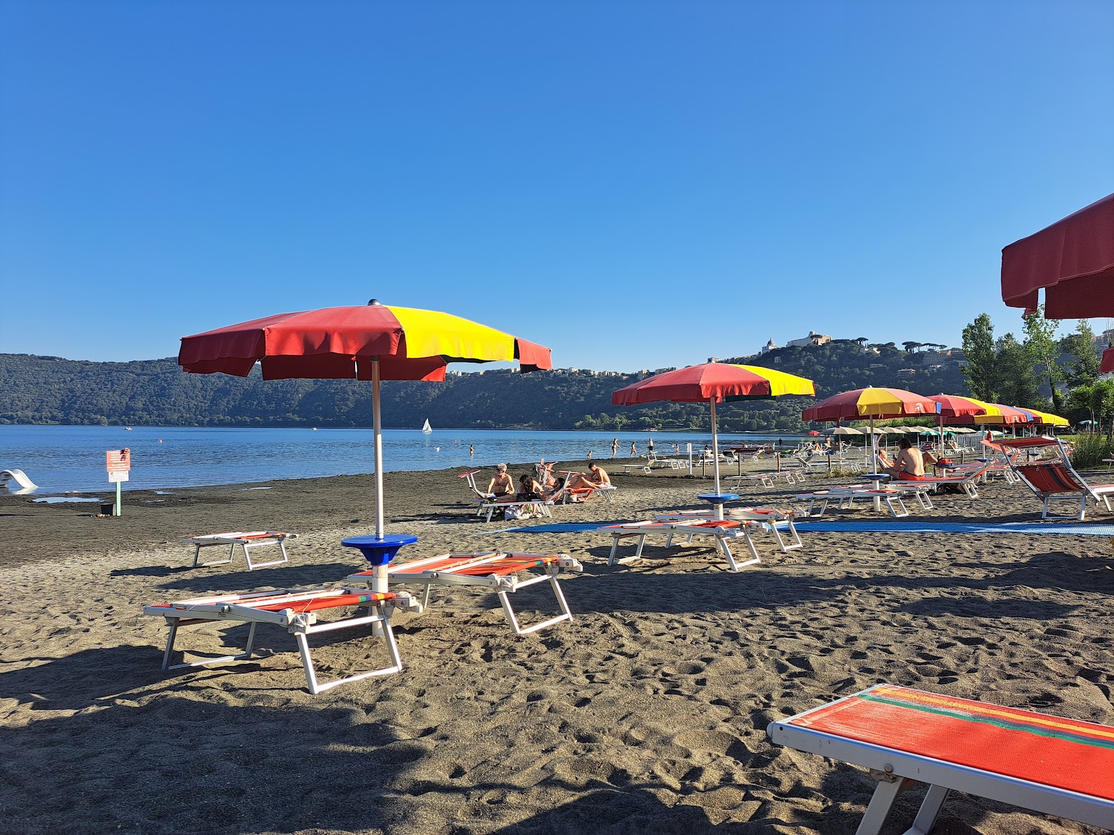 Foto de Spiaggia di lago Albano - lugar popular entre os apreciadores de relaxamento