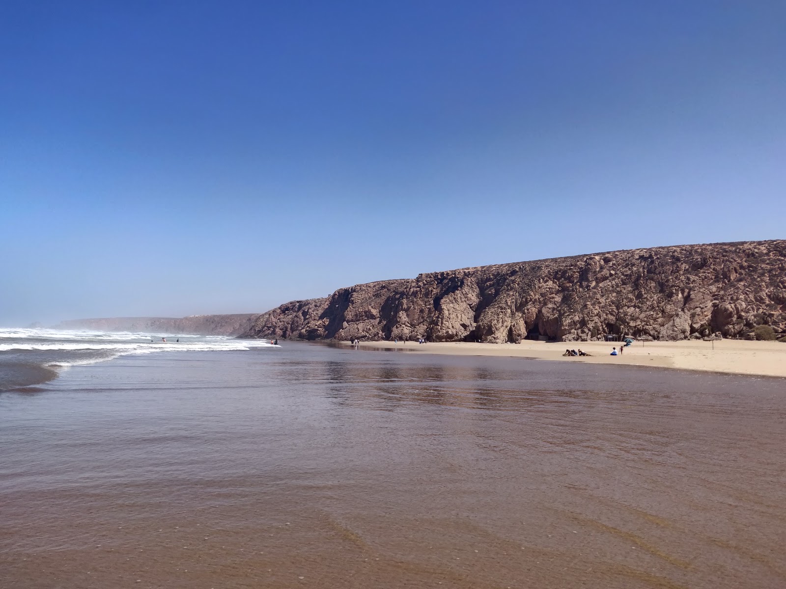 Plage Imin Turga'in fotoğrafı geniş bir kıyı şeridi ile birlikte