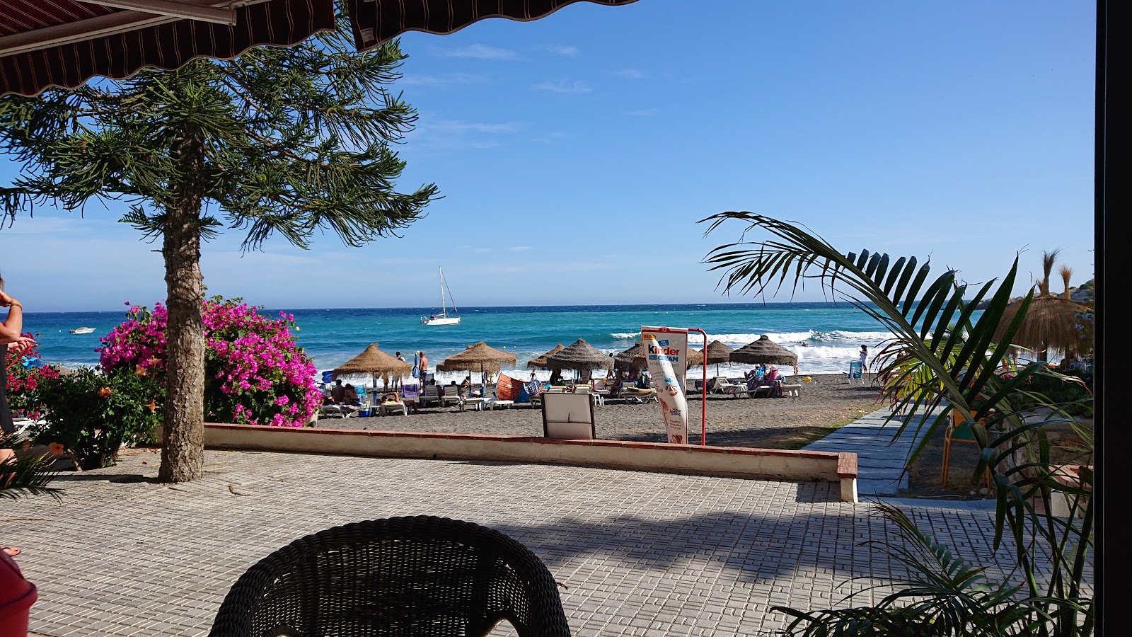 Playa del Pozuelo'in fotoğrafı mavi saf su yüzey ile