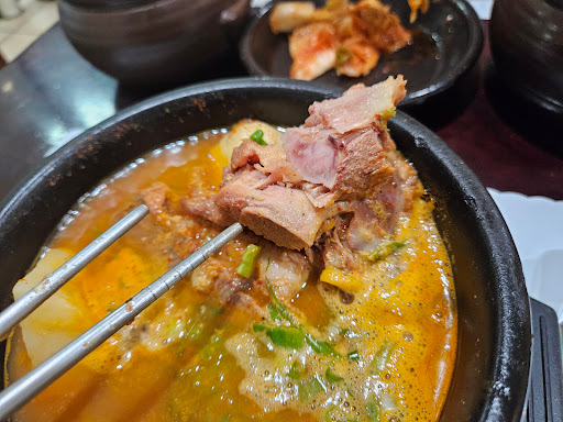 Huh Daegam Dolsot Sulungtang image