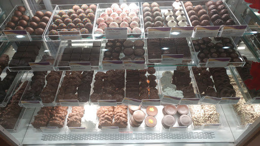 Ice Cream Shop «Cold Stone Creamery», reviews and photos, 7080 Mannheim Rd, Rosemont, IL 60018, USA